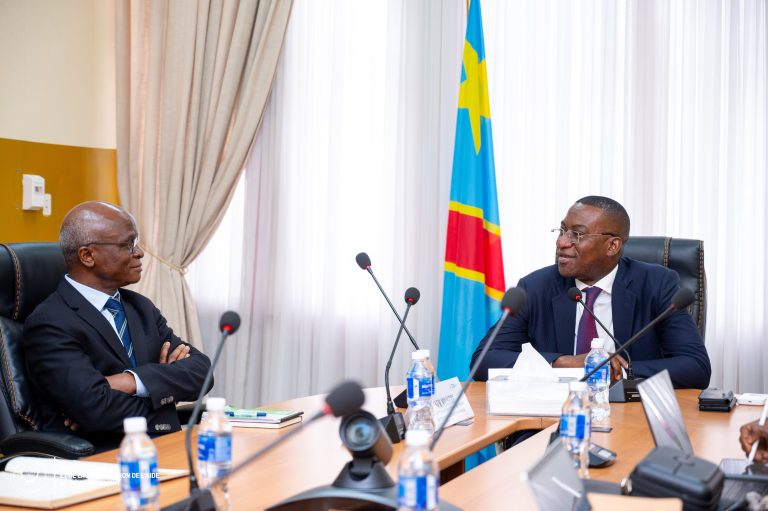 Guylain Nyembo et Justin Kalumba évaluent les réformes en cours au Ministère de l’Industrie, de l’Entrepreneuriat et des PME