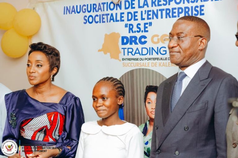 Guylain Nyembo salue l’inauguration de la première raffinerie d’or du pays à Kalemie, « un signe fort du développement voulu par le Président de la République. »